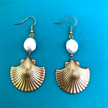 Load image into Gallery viewer, Pearl Seashell Earrings