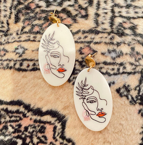 Lady Outline Earrings